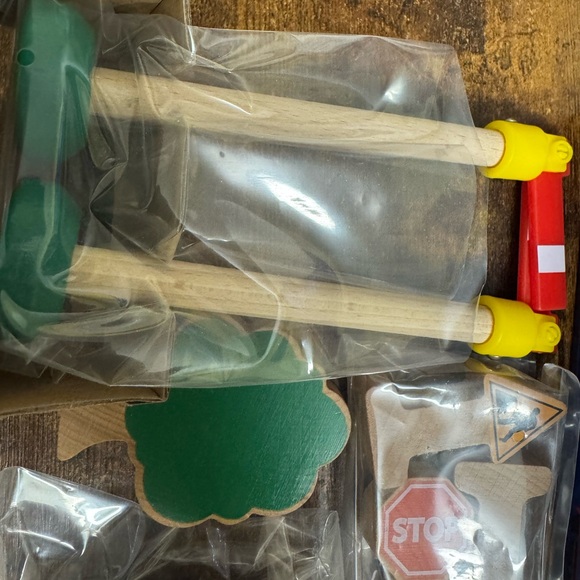 🚂🚂NIB Thomas & Friends Wooden Railway Set with Red Train and Green Tree🚂🚂 - Picture 4 of 4